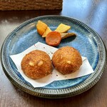 バルバルキッチンアメリ - ランチ：カニクリームコロッケ(¥1,280) メイン
      蟹を前面に押し出した物とクリームを強調した二種類のクリームコロッケはどちらも美味！さらに付け合わせの南瓜の美味しさには感動した。
