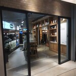 AND COFFEE ROASTERS - 本屋さんの一角