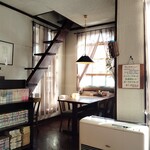喫茶ロード - 窓側のテーブル席は明るい