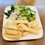 洋食屋 - 付け合せのサラダとフライドポテト