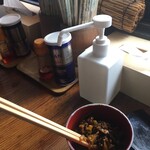 幻のラーメン亭 - 卓上の調味料など