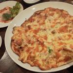 マドリード - 直径３０センチ以上の大きなピザ。５人前