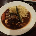 マドリード - 牛肉の煮込み。デミソースでパスタ添え。