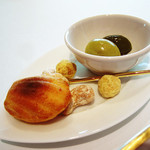 マドレーヌ、ナッツ２種類、オリーブ