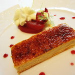 CROWN - 鴨フォアグラのクレームブリュレ　青リンゴのシャンティーとチップ　アンディーブと胡桃のサラダと共に