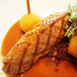 CROWN - シャラン産鴨胸肉のグリエ　エピス風味のレッドキャベツのコンポテ　フォアグラ入りジュ