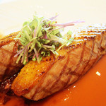 CROWN - シャラン産鴨胸肉のグリエ　エピス風味のレッドキャベツのコンポテ　フォアグラ入りジュ