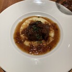 ターブルハラダ - 牛のかたまり肉をビールで煮込んだ料理にマッシュポテト