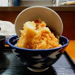 玉屋 - カウンター、目の高さに置かれた丼を下ろした時のワクワク感。