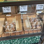 Mukasi Senbei Daikokuya - ショーケース内に並ぶ煎餅②
