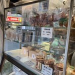 Mukasi Senbei Daikokuya - ショーケース内に並ぶ煎餅①