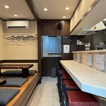 焼鳥 はるちゃん - 手狭な店内