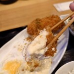 Nakasu Fujimoto - タルタル付き。
      少し量はチキン系の定食に比べて少ないけど。
      ま、美味しいし、ヨシとしましょう。