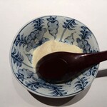 紗羅餐 - まずは1品目、自家製豆腐（岩塩がかかっている）そのまま食べてください。