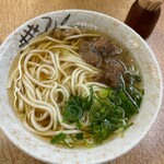 新開地 たつの - ぼっかけうどん　細うどんです。