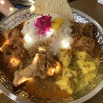 Tomokare - ポークビンダルー・スリランカチキンカレー・コフタマサラ・サツマイモのクートゥの4種盛り　カレー米