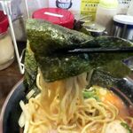 Yokohama Ie Keiramen Nakanoya - 海苔で麺を包んで…