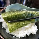 Yokohama Ie Keiramen Nakanoya - 海苔でご飯を包んで…