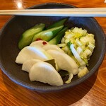 山本屋本店 - うどん注文で付いて来る漬物、写真は2人前