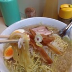 自慢軒 - 麺はこんな感じ。「うまいっしょ」のあの麺とよく似てると感じた。