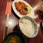 Tawaraya - 辛子、とんかつソース、ウスターソースがあります。