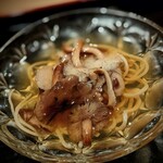 茜坂大沼 - お凌ぎ、なんでしょうけれど、主役の楽しみの冷かけそば。くっきり強い鰹出汁が最高に合ます。今回は山形の ムキ茸です。