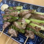 やきとり能勢 - アスパラとせせり(塩)。