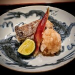 茜坂大沼 - いつも楽しみな、絶品の焼き物。今回は太刀魚の炭火焼きです。大根とリンゴの染めおろしで頂くのも大沼流、美味しい♡