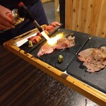 Yagura - 店員さんが炙ってくれました！仙台牛の肉寿司(^-^)