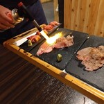仙台名物 牛タン せり鍋 全席個室居酒屋 やぐら 仙台駅前店 - 店員さんが炙ってくれました！仙台牛の肉寿司(^-^)