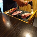 仙台名物 牛タン せり鍋 全席個室居酒屋 やぐら 仙台駅前店 - 店員さんが炙ってくれました(笑)