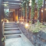 昭恋館 よ志のや - アジアンテイストな玄関までのアプローチ。