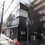 弘明寺丿貫 - 店舗。2階の角の窓が白いシートで覆われている