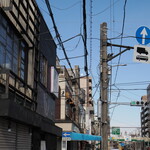 弘明寺丿貫 - 電線が丿貫店舗の方へ伸びている