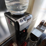 弘明寺丿貫 - ウォーターサーバ。”西永福の煮干箱”のシールが貼ってある。お友達？