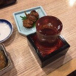 三河屋 - 日本酒が表面張力で丸味を帯びているのがわかるだろうか。なみなみと入れていただき感謝しちゃいます。