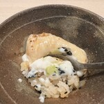 鮨 にし岡 - とらふぐ白子を崩しながら頂く