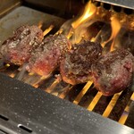 焼肉 神宮 - 名物和牛生ハンバーグ550円