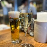 VIGO OYSTERBAR - ドリンクのセットがお得！d(^_^o)
                      Oyster with Drinks
                      ◯牡蠣2個+スパークリング“コドーニュ ブリュット“
                      ¥1,848
                      ◯牡蠣2個+生ビール“ハイネケン“¥1,628