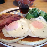 BELLOWS BURGER - 林檎ベーコン&エッグパンケーキ1280円