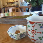 手打そば ながいけ - 蕎麦茶とお通しの蕎麦味噌