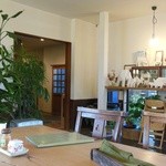 手打そば ながいけ - ヒノキ等の立派な一枚板のテーブルやアンティークの椅子が設えられたモダンな店内