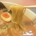 らーめん 中華 一龍 - 一龍正油とんこつラーメン　麺アップ