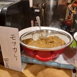 Hanashinobu - モツカレー。カレーってそれだけで幸せになれますが、モツがまたいい仕事しているんですよ。