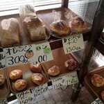 ㋭ベーカリー - 店内のパン