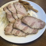 Songokuu - 焼豚は温度が低いのにシットリ！塩が添えられるのでブランド豚のように思います