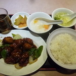 香港居酒屋 華翠苑 - 揚げ鶏黒酢かけ￥５００