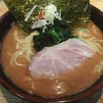 Yokohama Iekei Samurai - ラーメン！
                        久しぶりの家系！
                        お気に入りの家系の中の一つでだいたい決まったお店になってしまう。
                        学生で賑わっているが、みんなわかってるのか？
                        この店が選び抜かれた家系であることを！(自称)