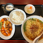 Keisen Tsu Ten - 這一天的主菜是糖醋豬肉
                      台灣拉麵