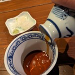 手打ち蕎麦と鴨料理 慈玄 - つゆを注ぐ